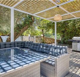 4 bedroom villa with pool by the sea, near Corfu town, sleeps 8